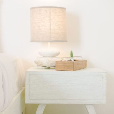 Minimalismo visual: Por qué un dormitorio ordenado te ayuda a dormir mejor.